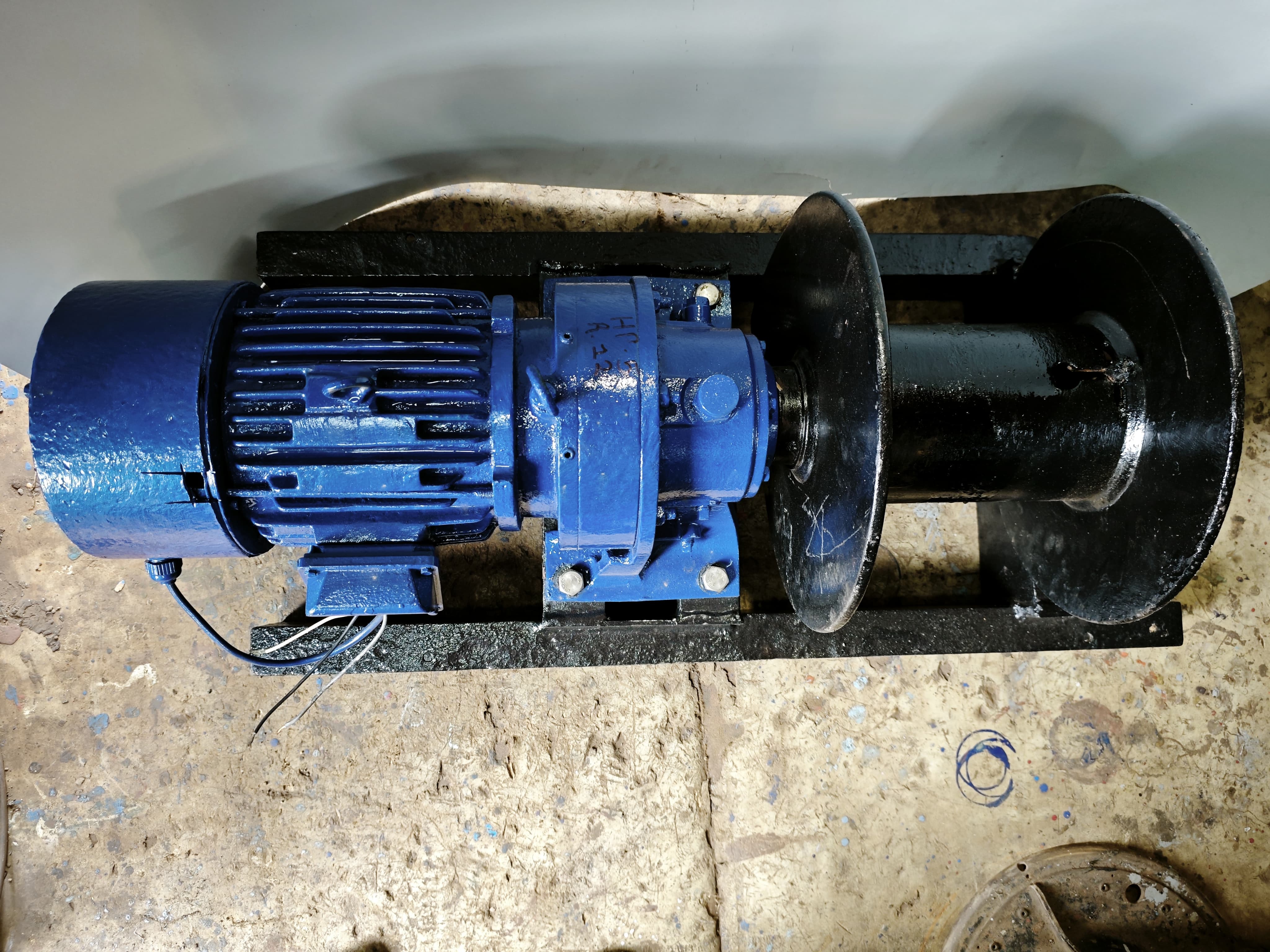 Electric wire rope winch 5 HP 12 RPM geared motor heavy-duty drum base-mounted – Standard Machinery