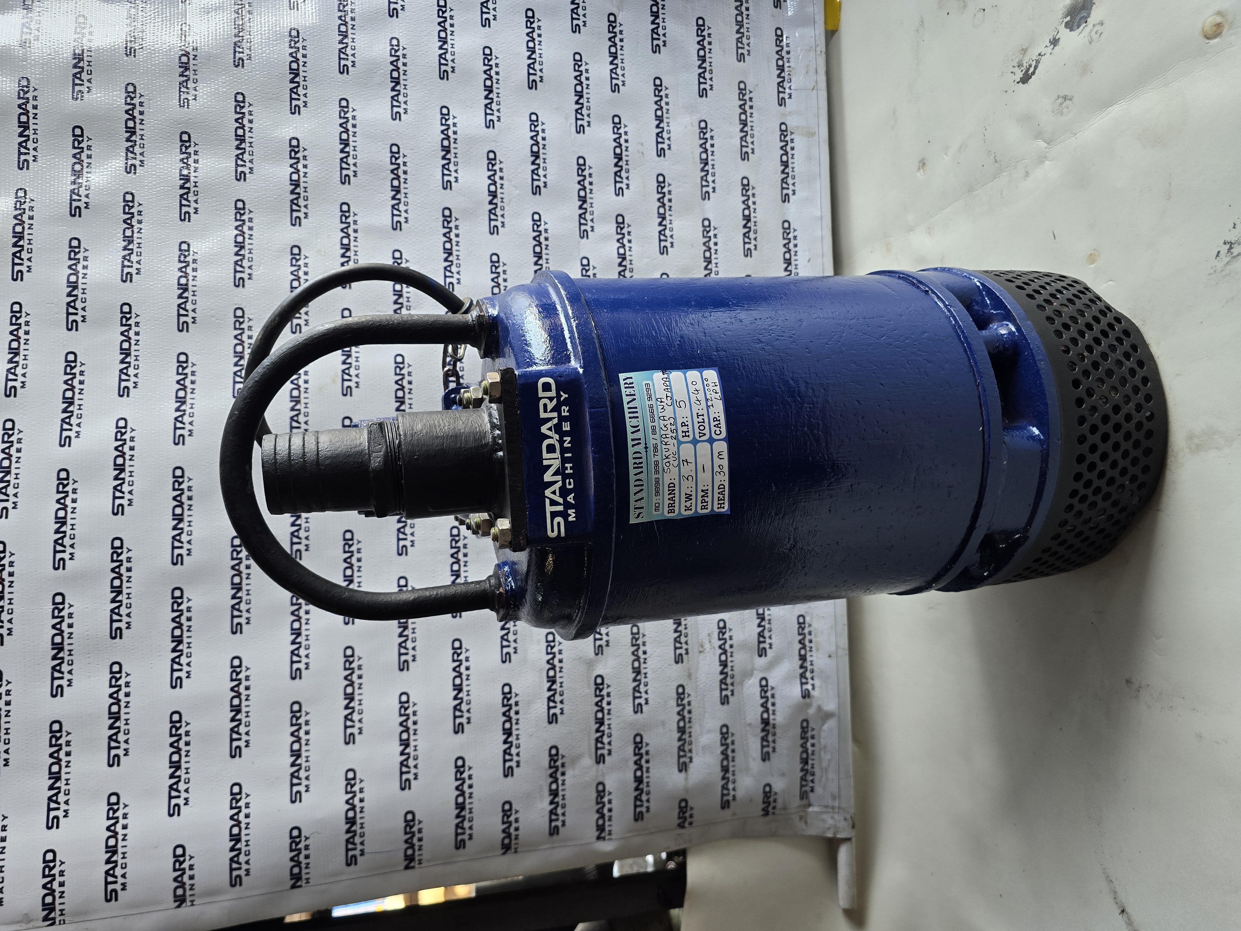 Sakuragawa UC-252 5 HP blue submersible dewatering pump with hose outlet, lifting handle and strainer, Standard Machinery
